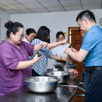 把溫情文明包起來 漯河市人防辦“包粽子、迎端午”