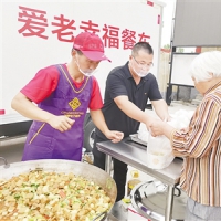 “流動(dòng)愛老幸福餐車”讓鄉(xiāng)村老人吃上愛心幸福餐