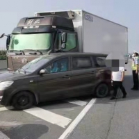 被兩貨車連續(xù)碰撞，面包車還要負全責？