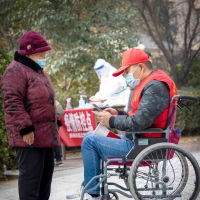 坐在輪椅上的退役軍人志愿者