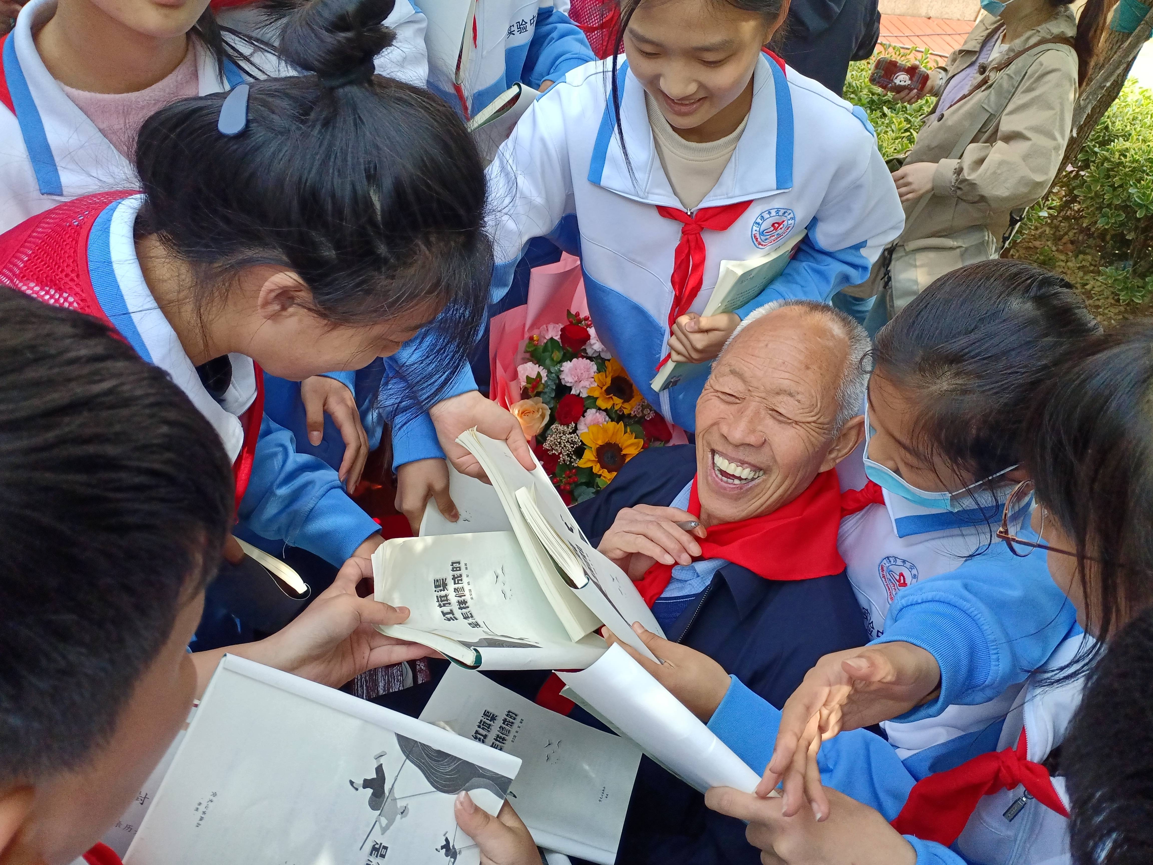 在一次誦讀活動后，孩子們將張買江老人團團圍住(1).jpg