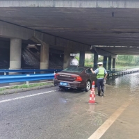 匝道積水高過膝蓋 高速交警雨中奮戰(zhàn)四小時(shí)全力護(hù)民保暢通