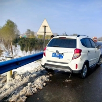 安全警示|司機雪天駕車不按規(guī)定操作 甩尾連撞兩次護欄