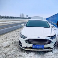 河南高速交警安全警示|小車(chē)冰雪天不減速 高速路上飄移撞護(hù)欄