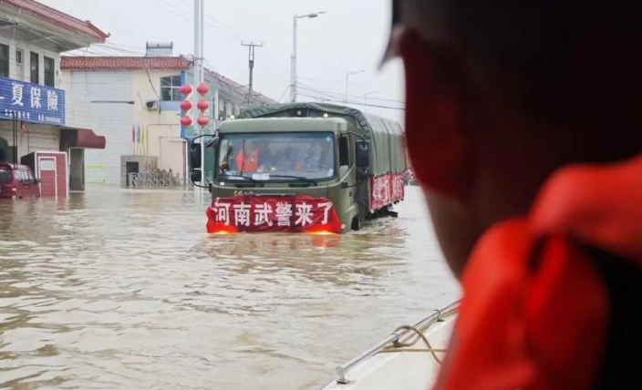 武警河南總隊(duì)官兵奔赴南陽抗洪，已轉(zhuǎn)移群眾500余人