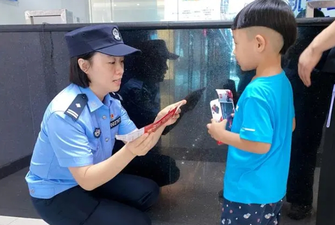 孩子坐飛機(jī)沒帶證件咋辦？河南機(jī)場公安設(shè)置“一分鐘出證”自助機(jī)